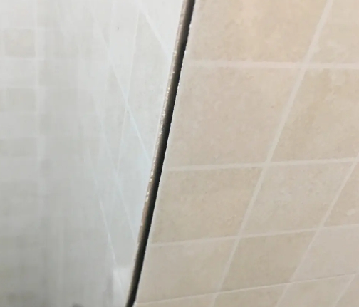 五寨瓷砖空鼓维修公司分享阳台瓷砖脱落的修复过程可以分为以下几个步骤