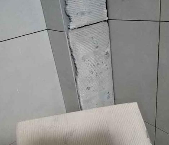 五寨瓷砖空鼓维修公司分享下厨房瓷砖脱落的补救措施。